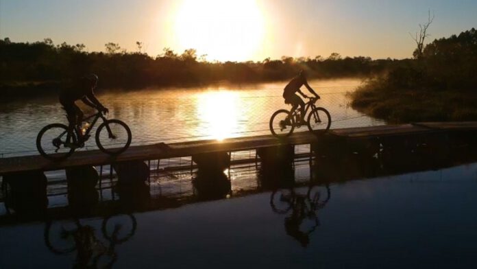 Legenda: Ciclistas são mais vulneráveis em quedas; para transportes em carro e necessário uso de segunda placa - Reportagem: Silvestre de Castro - Foto: Arquivo/Assecom/PMCR Legenda: Ciclistas são mais vulneráveis em quedas; para transportes em carro e necessário uso de segunda placa - Reportagem: Silvestre de Castro - Foto: Arquivo/Assecom/PMCR